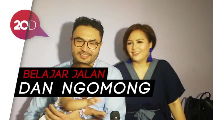 Surya Saputra dan Istri Nikmati Golden Moment si Kembar