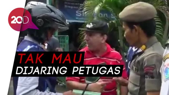 Operasi Tertib Trotoar Diwarnai Aksi Protes