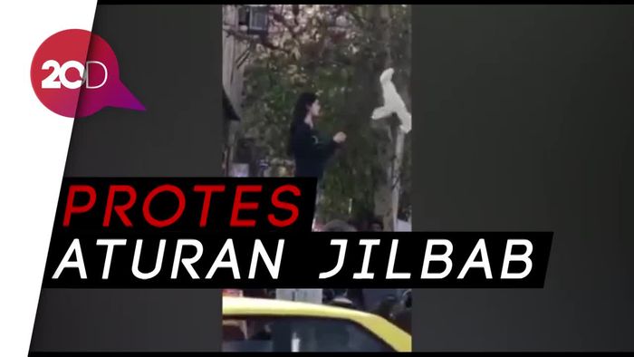 Viral! Aksi Perempuan Iran Lepas Jilbab
