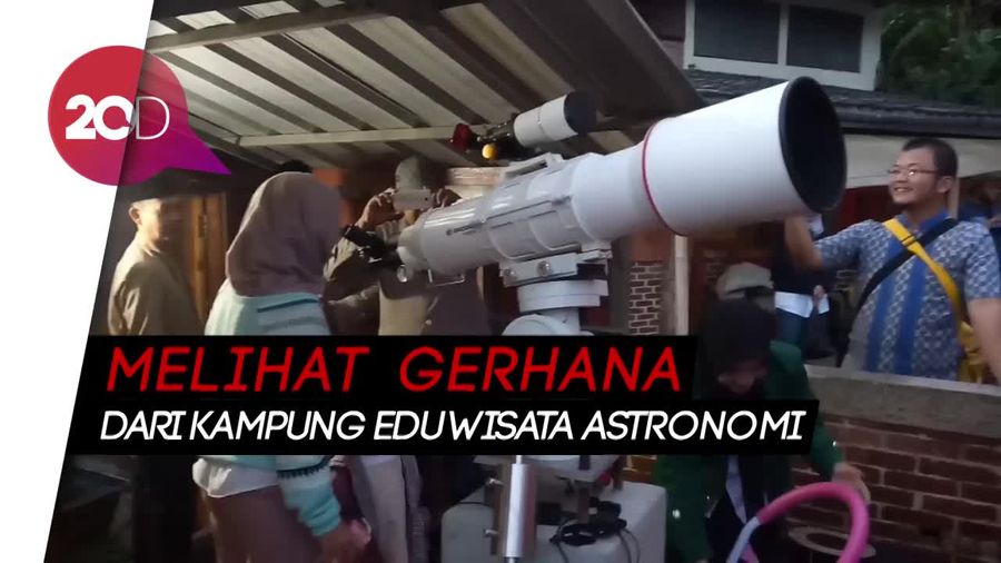 Ratusan Warga Antusias Saksikan Gerhana Bulan dari Imah Noong