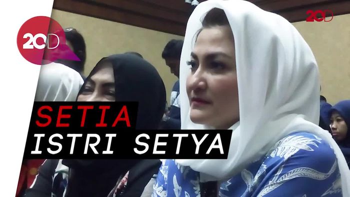 Tak Pernah Absen Hadiri Sidang, Deisti Disebut Novanto Istri Setia