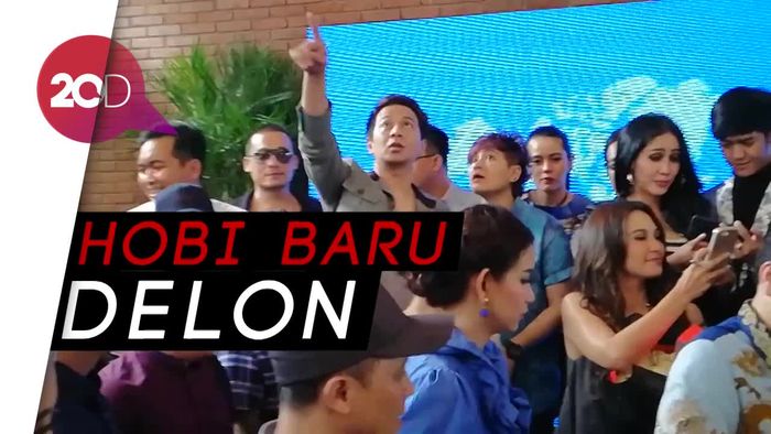 Demi Sepak Bola, Delon Nekat Hujan-hujanan