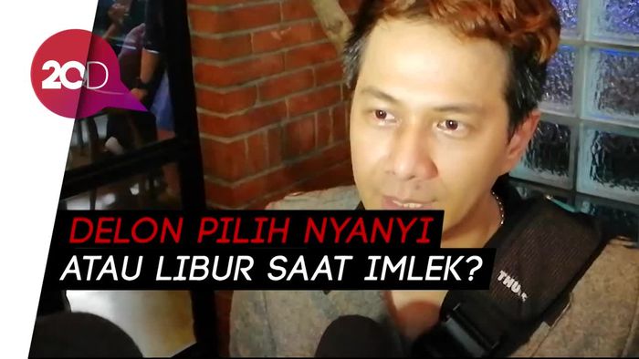 Delon Nikmati Imlek dengan Keluarga Sambil Kerja