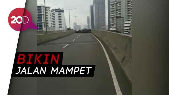 Kena! Puluhan Pemotor Tepergok Polisi Lawan Arah di JLNT Casablanca 