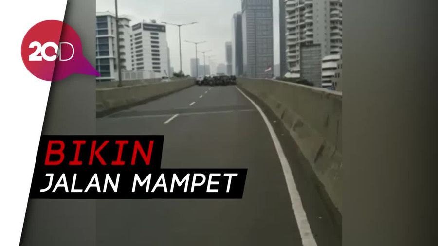 Kena! Puluhan Pemotor Tepergok Polisi Lawan Arah di JLNT Casablanca 