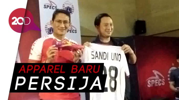 Sandiaga Uno Dapat Jersey Persija Plus Sepatu Bola