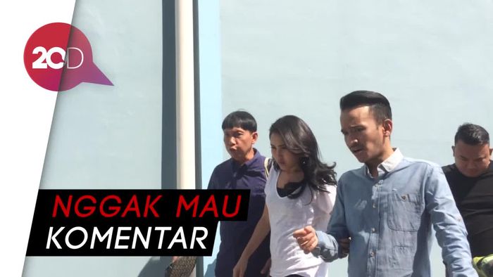 Ditanya Soal Geng Bulenya, Ayu Ting Ting Melengos