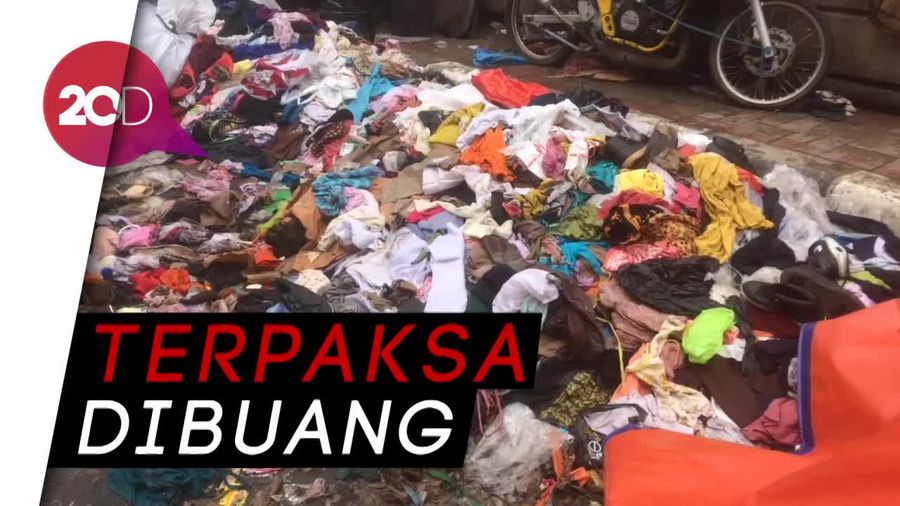 Basah! Satu Ton Sumbangan Pakaian akan Dibuang