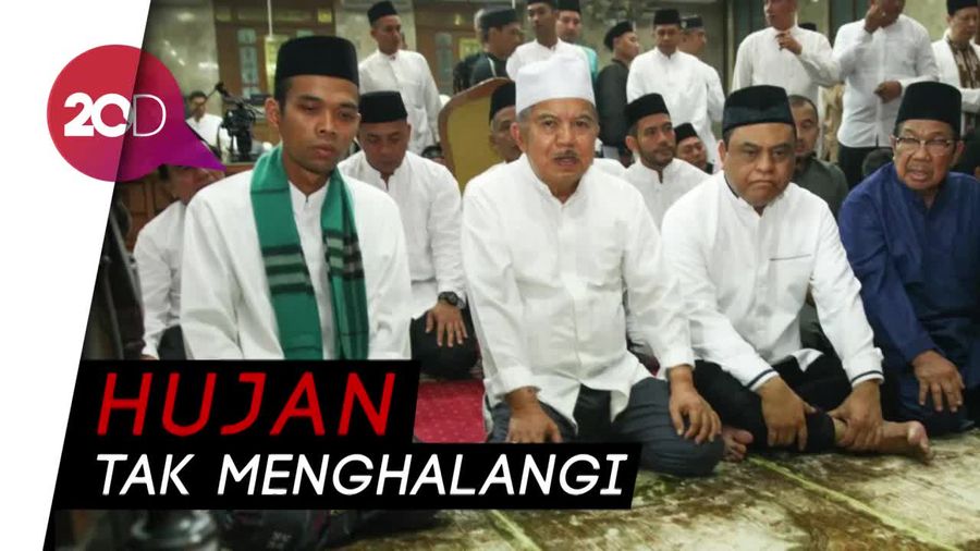 Ada Ustaz Somad, Warga Padati Masjid Sunda Kelapa Meski Hujan