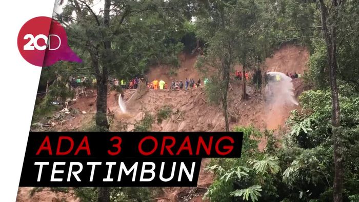 Melihat Proses Evakuasi Korban Tanah Longsor Puncak