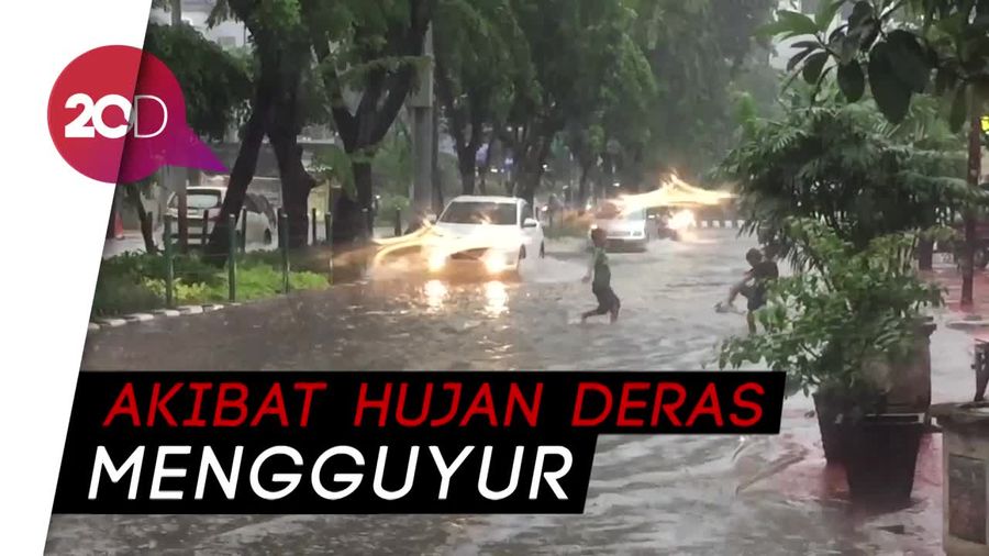 Jalanan Depan PN Jakarta Pusat Dikepung Banjir