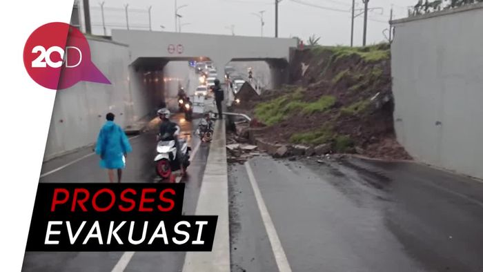 Mobil Tertimbun Tembok Perimeter di Bandara Soeta yang Roboh