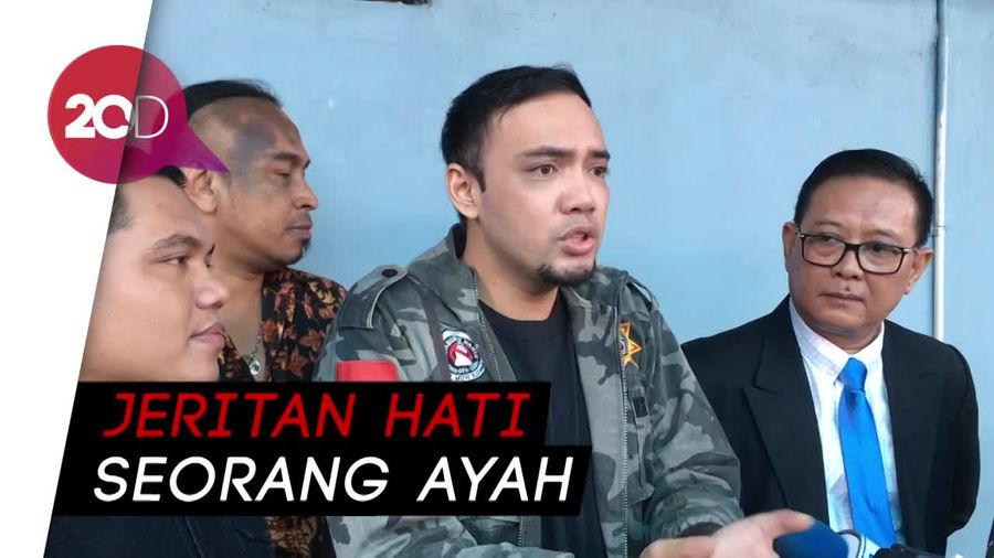 Bicara Soal Anak, Sandy Tumiwa Nangis