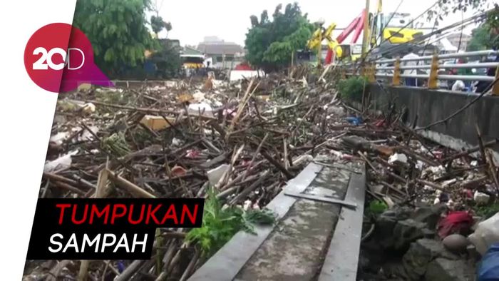 Petugas Angkut Sampah di Jembatan Kampung Melayu