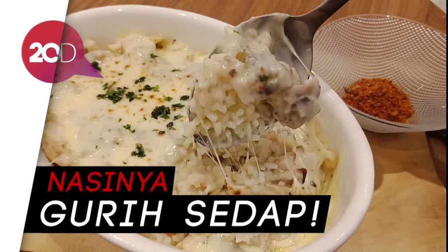 Ngopi Sambil Makan Nasi Ayam Mozzaru, Asyik Juga!