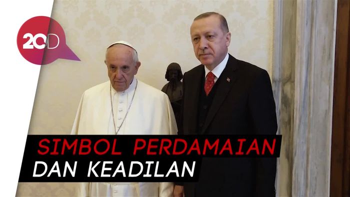 Momen Paus Fransiskus Beri Erdogan Medali Malaikat Cekik Setan Perang