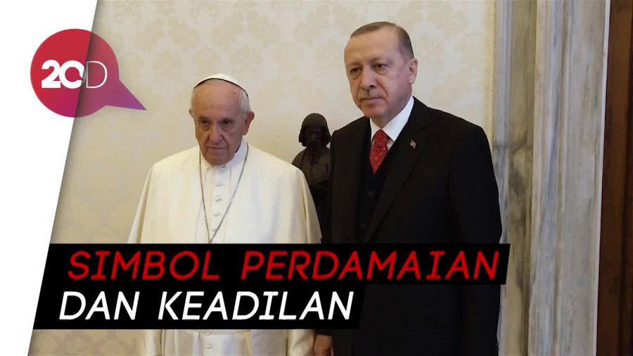 Momen Paus Fransiskus Beri Erdogan Medali Malaikat Cekik Setan Perang