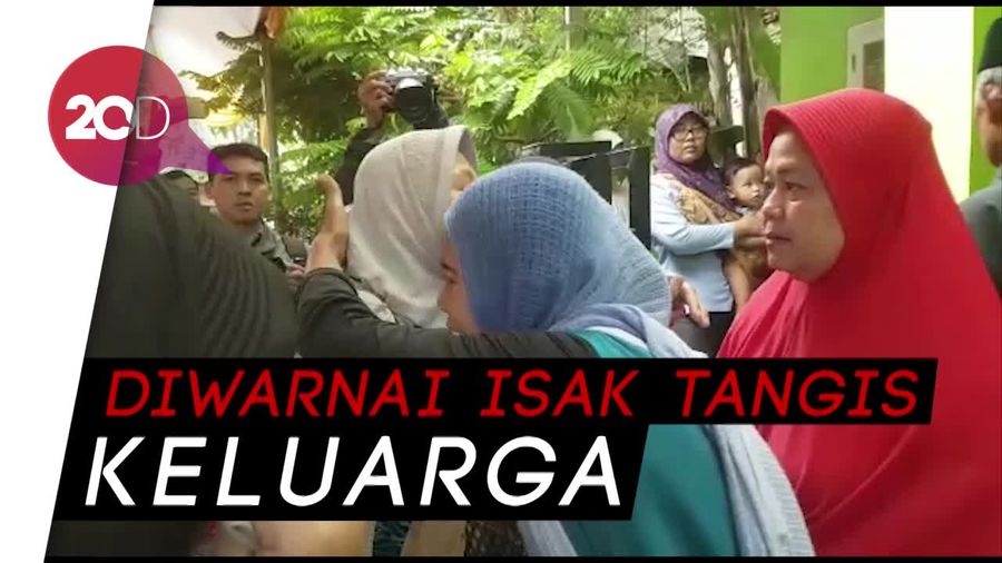 Haru di Rumah Duka Sambut Jenazah Putri Korban Longsor Bandara