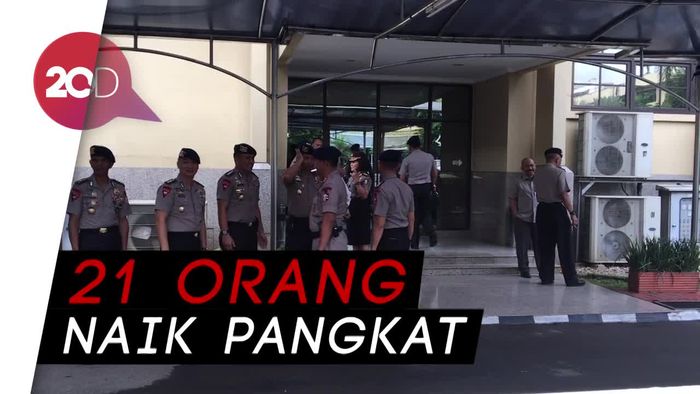 Polri Bagikan Rapor Kenaikan Pangkat
