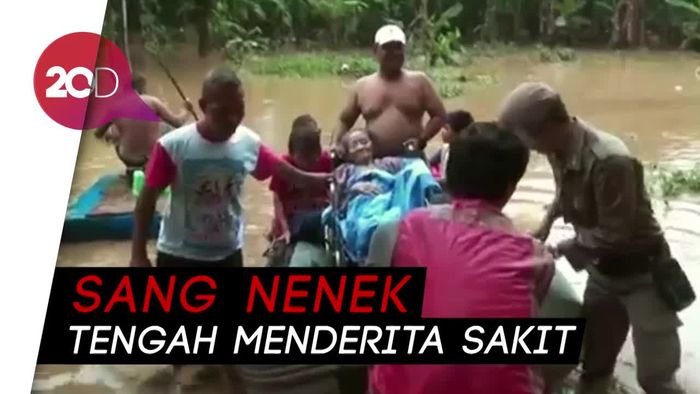 Berkursi Roda, Nenek Siti Dievakuasi dari Kepungan Banjir Kp Arus