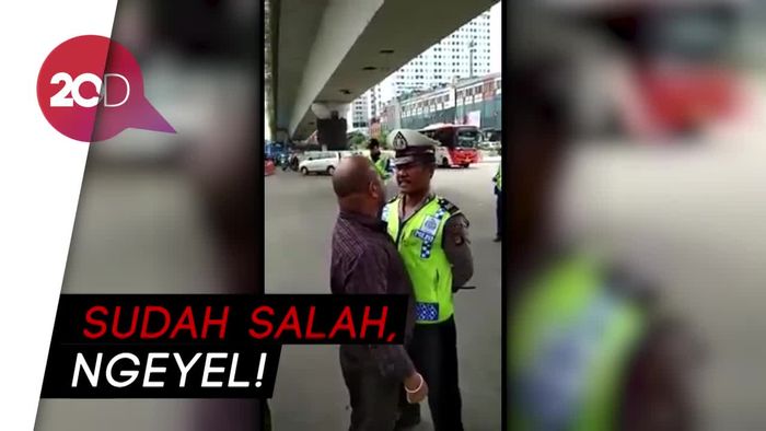Tak Terima Ditegur, Pemobil Ini Seruduk Polisi di Matraman