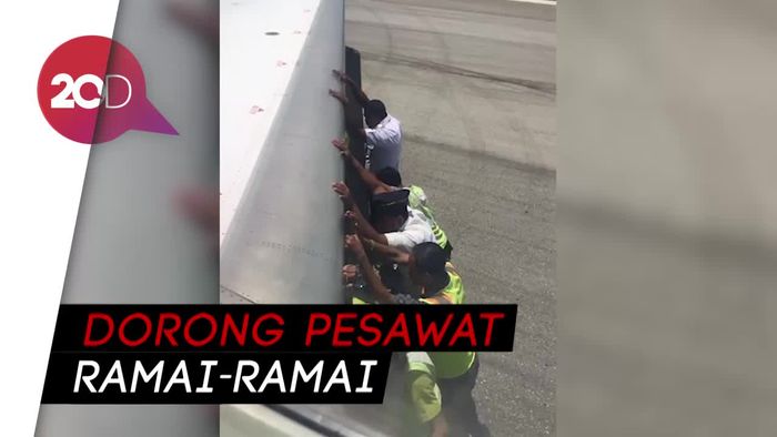Kebablasan Mendarat, Pesawat Garuda Ini Terpaksa Didorong Orang-orang