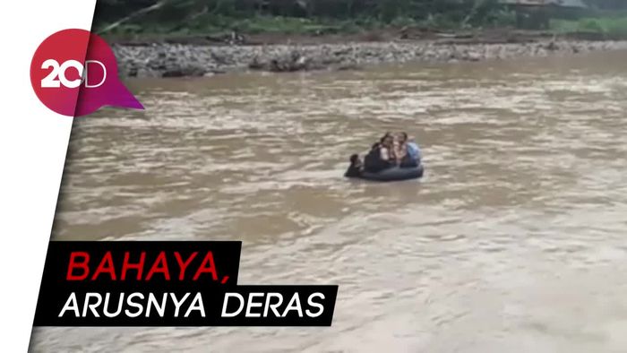 Waswas Lihat Anak-anak SD Ini Seberangi Sungai Pakai Ban ke Sekolah