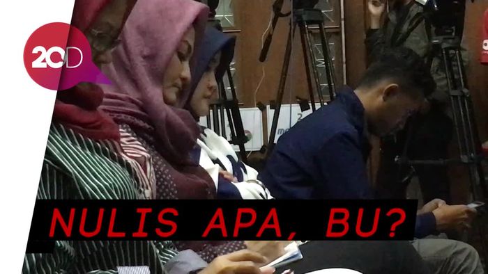 Bikin Kepo, Bu Deisti Sibuk Nyatat Sesuatu di Sidang Novanto   
