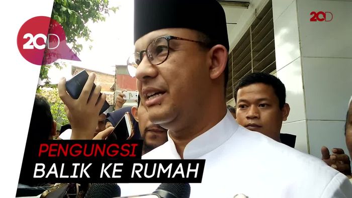 Saat Anies Jumatan dan Blusukan Tinjau Korban Banjir di Cililitan