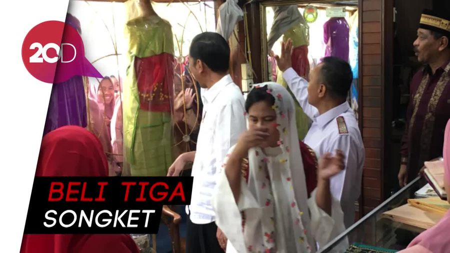 Jokowi-Iriana Berburu Songket Khas Minang