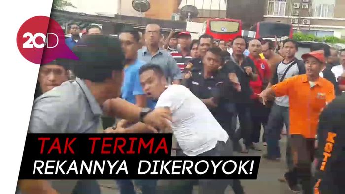 Adu Jotos Driver Taksi Online dan Preman di Terminal Damri Bogor