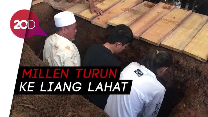 Tangis Haru Millendaru di Makam Ayahnya