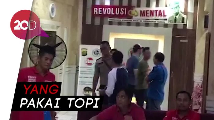 Penampakan Fachri Albar di Polres Jakarta Selatan