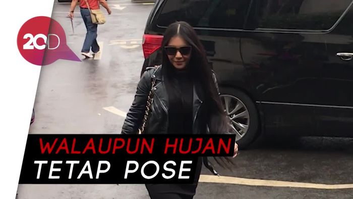 Laporkan yang Sumpahkan Anaknya, Denada Serba Hitam ke Polda