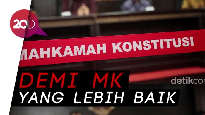 Mundurlah dengan Arif, Yang Mulia Arief Hidayat!