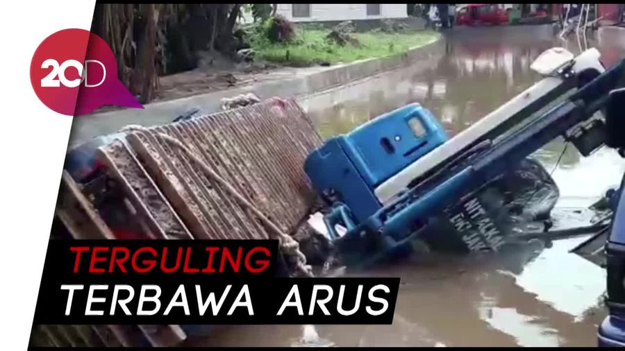 Ekskavator di Pulomas Terguling, Timpa Satu Mobil