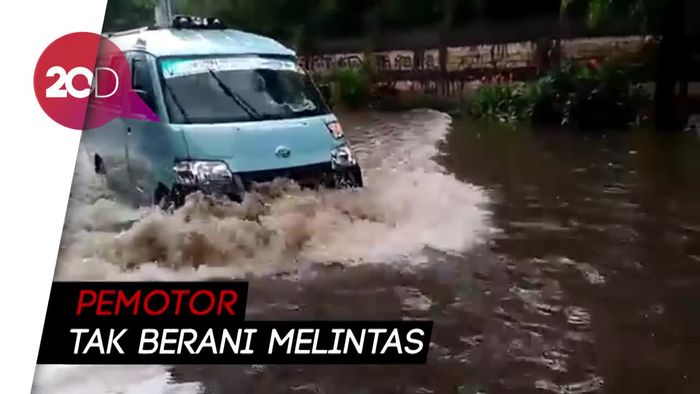 Waduh! Ruas Jalan di Rawamangun Tergenang