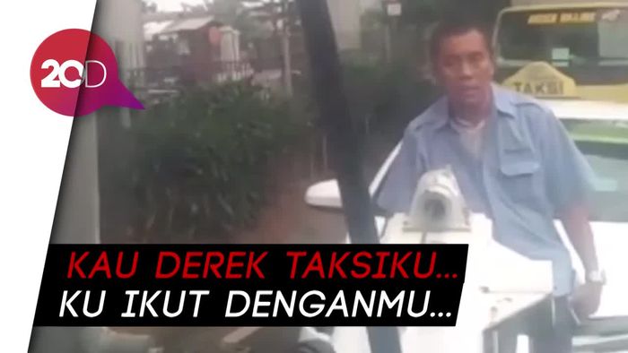 Emoh Pisah dari Taksinya, Sopir Ini Nangkring di Mobil Derek Dishub