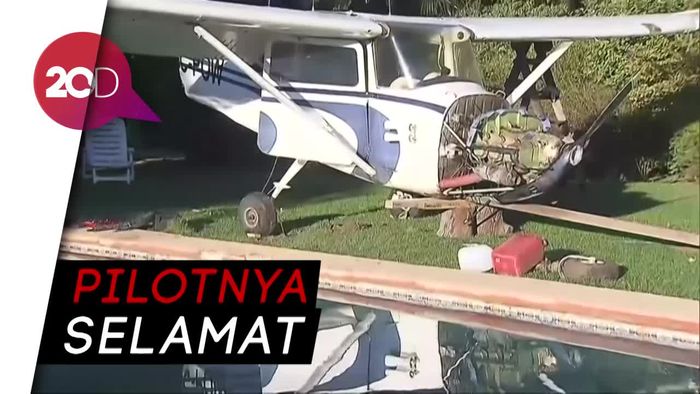 Sebuah Pesawat Mendarat Darurat di Pekarangan Rumah