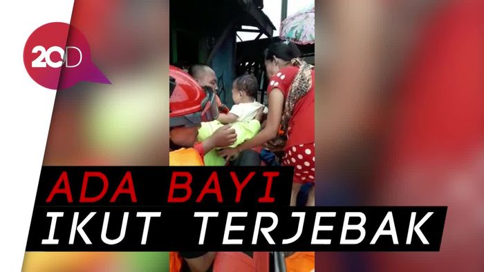 Petugas Damkar Turun Tangan Evakuasi Keluarga Terjebak Banjir