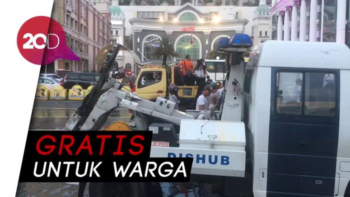 Dishub DKI Beri Angkutan Gratis untuk Warga Seberangi Banjir