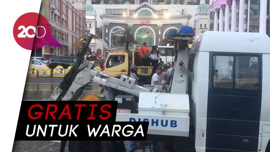 Dishub DKI Beri Angkutan Gratis untuk Warga Seberangi Banjir