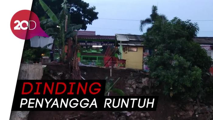 Digerus Air Ciliwung, Turap di Menteng Longsor