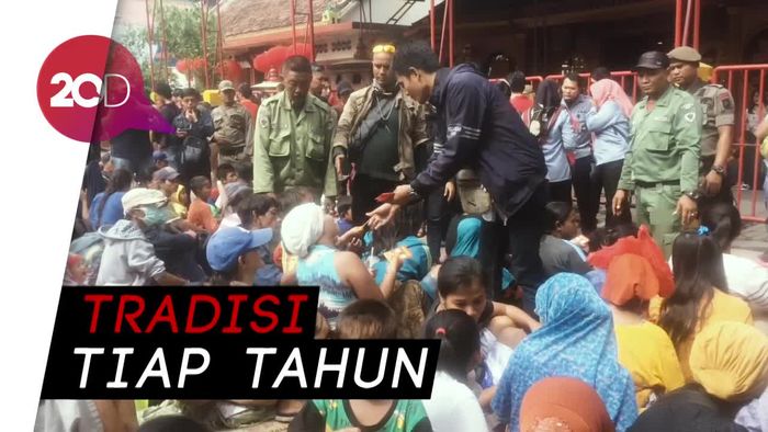 Demi Angpao, Warga Padati Wihara Dharma Bakti