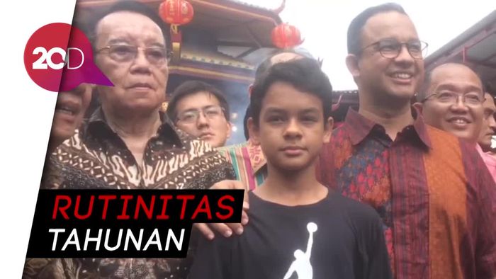 Saat Imlek Anies Ajak Anak Kunjungi Vihara 