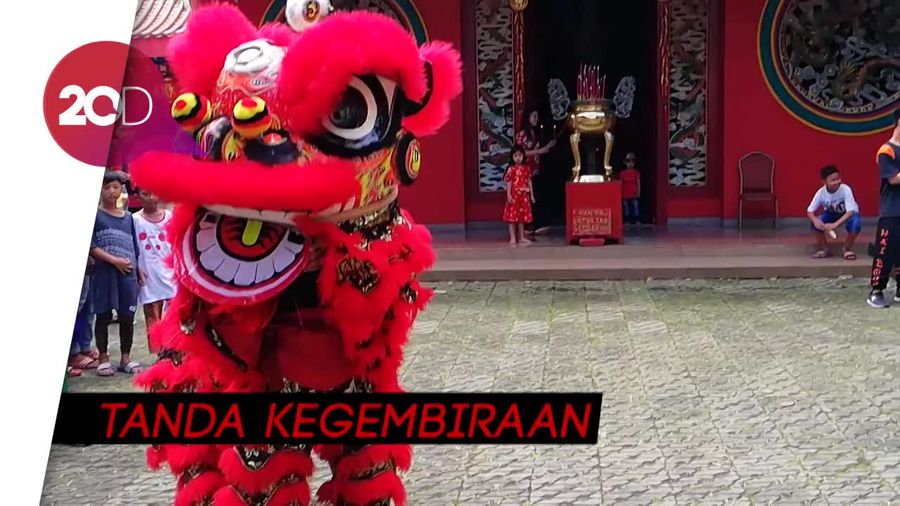 Atraksi Barongsai Pukau Pengunjung Kelenteng Kong Miao 