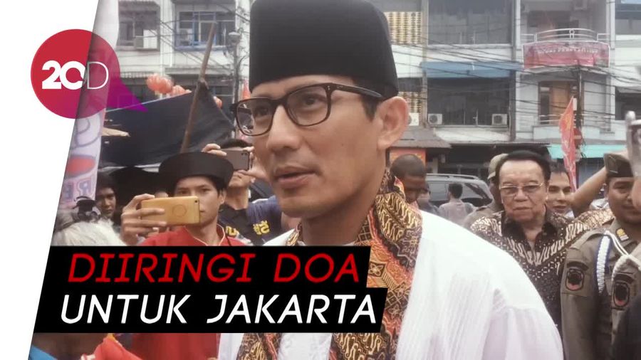 Momen Sandiaga Lepas Burung Pipit di Vihara Tertua Jakarta