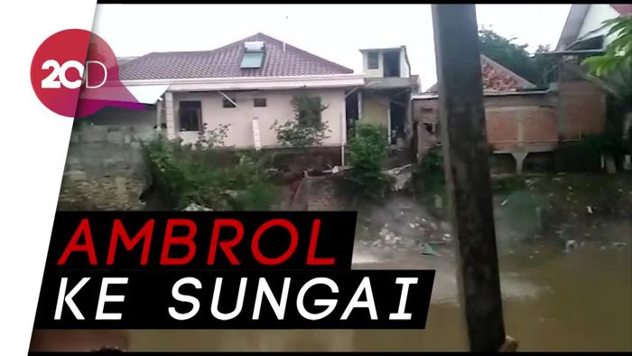 Detik-detik Robohnya Tembok Rumah di Kampung Berlan