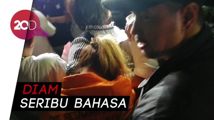 Penampakan Roro Fitria Usai Diperiksa Polisi 