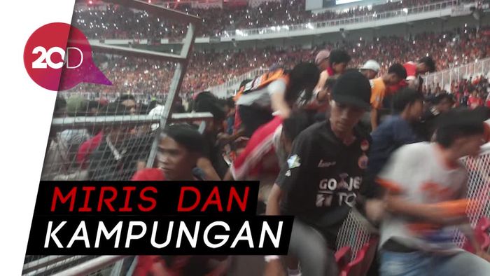 Netizen Geram Lihat Tingkah Suporter Rusak Pagar GBK